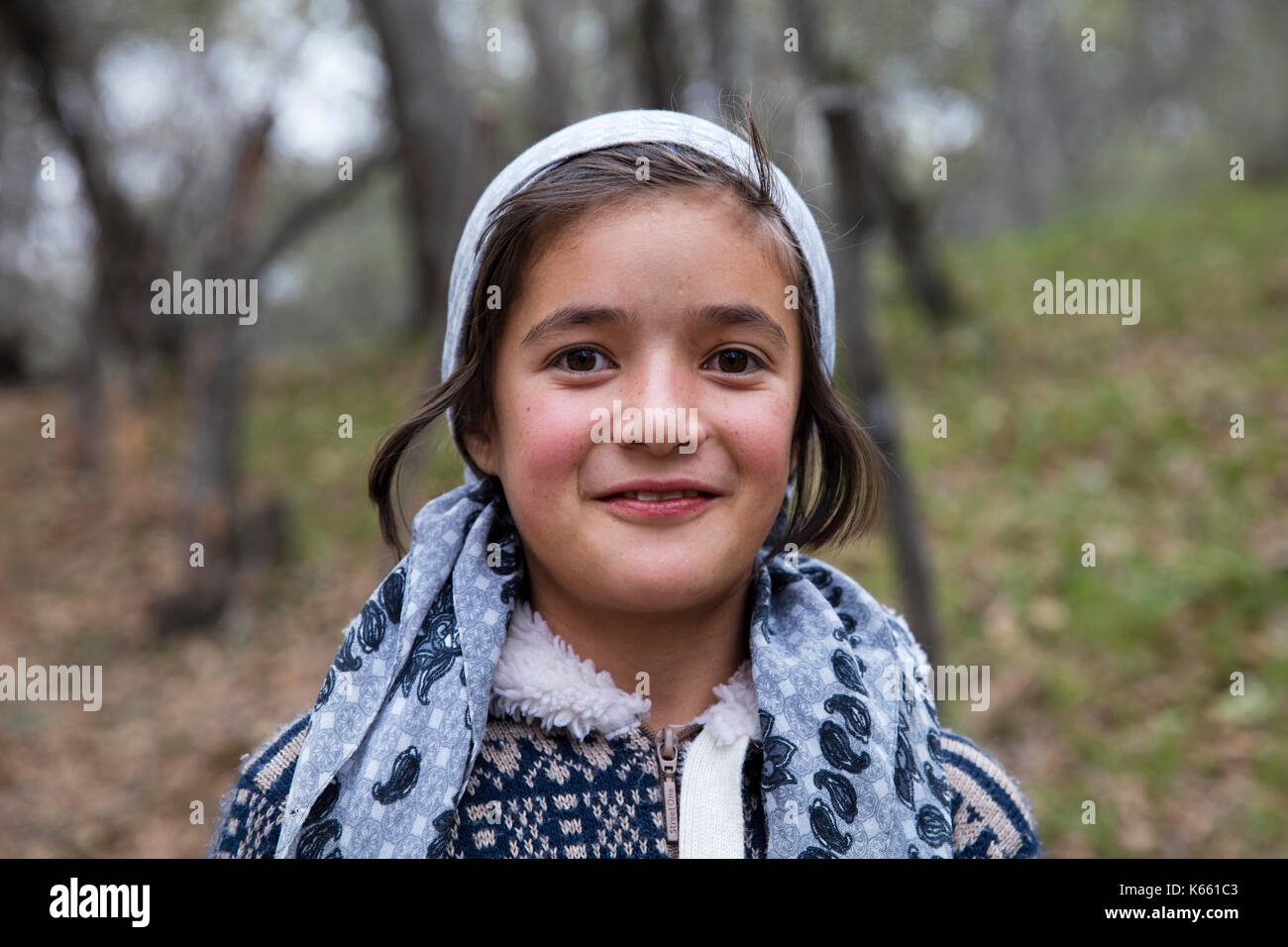 Giovane ragazza del Kirghizistan in arslanbob / arslonbob nel jalal-abad regione del Kirghizistan Foto Stock