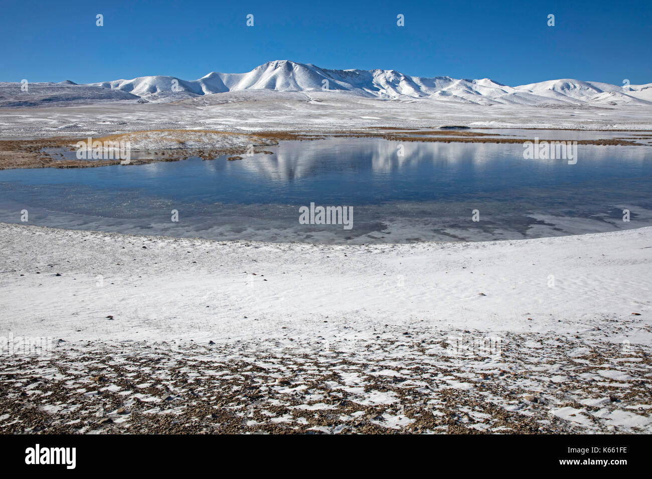 Lago e montagne coperte di neve e di valle in montagne Tian Shan, provincia di Naryn, Kirghizistan Foto Stock
