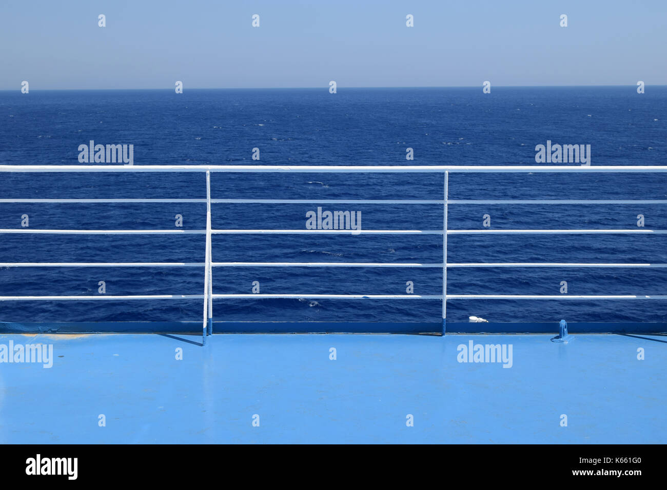 Ringhiere su ferry boat cruise ship deck. il blu del mare e del cielo estate sfondo di viaggio. Foto Stock