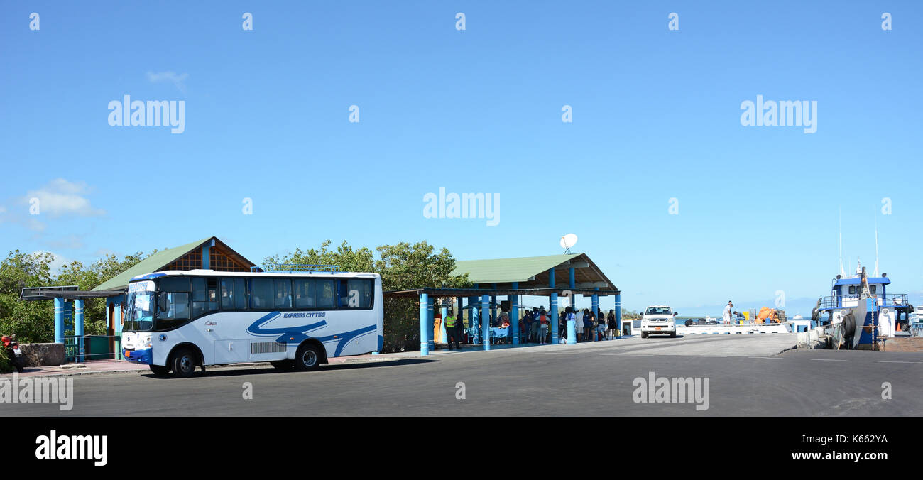 Isola di santa cruz, galapagos - febbraio 20, 2017: ferry dock. il traghetto baltra dock transports tourist attraverso il canale itabaca all'isola. Foto Stock