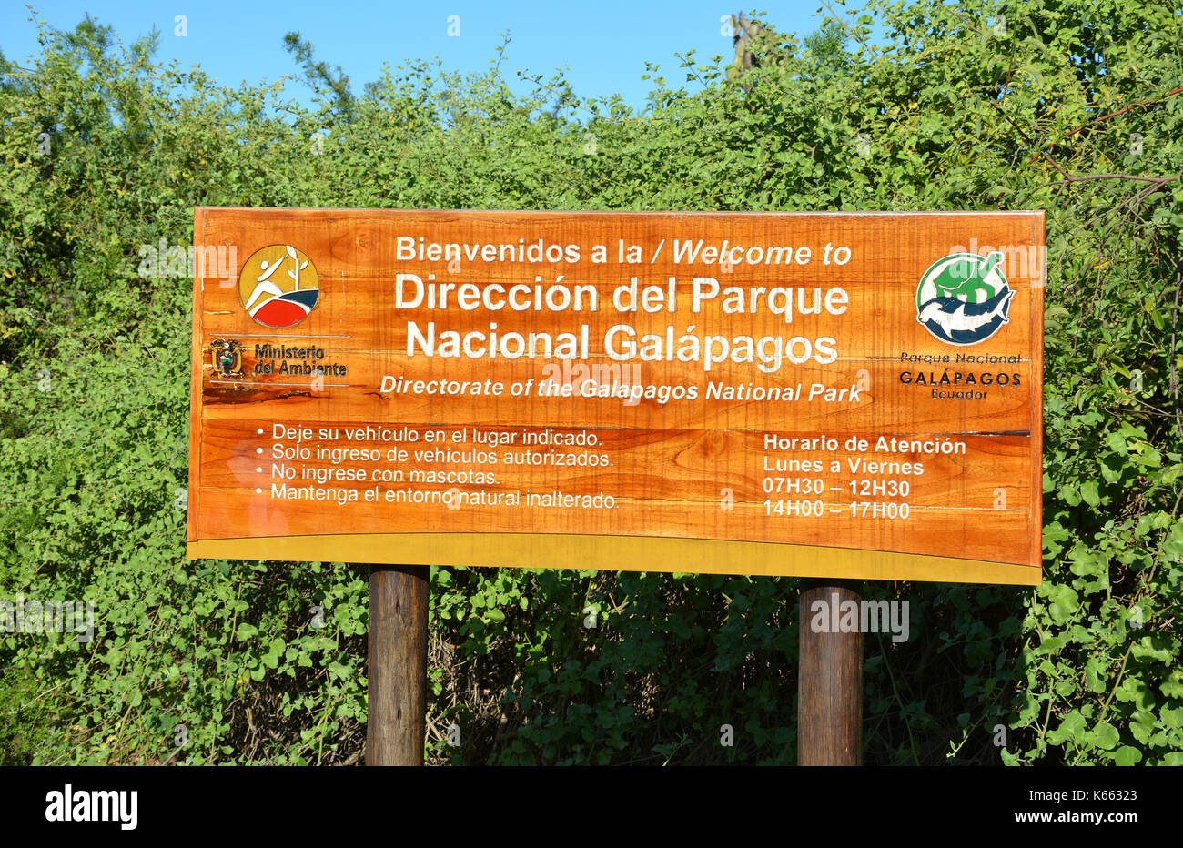 Isola di santa cruz, galapagos - febbraio 20, 2017: le Galapagos parco nazionale di segno positivo sia in inglese che in spagnolo. Il parco nazionale comprende 97 p Foto Stock