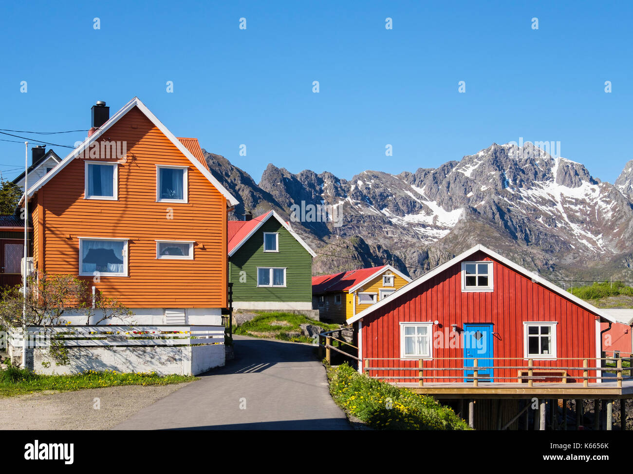 Tipico colorata architettura norvegese case di legno in Henningsvaer, Austvågøya isola, isole Lofoten, Nordland, Norvegia e Scandinavia Foto Stock