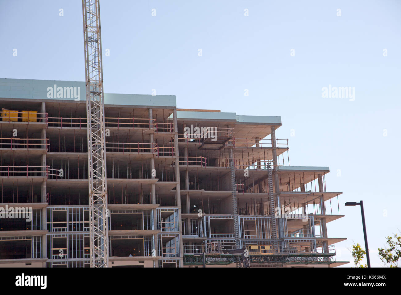 Travi in acciaio e pavimenti in cemento all'interno di un edificio a più piani in costruzione Foto Stock