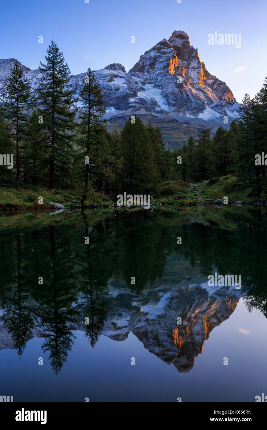 Lago blu (lago blu) con il monte Cervino (Matterhorn), Breuil Cervinia, Valle d'aosta, alpi italiane, Italia Foto Stock