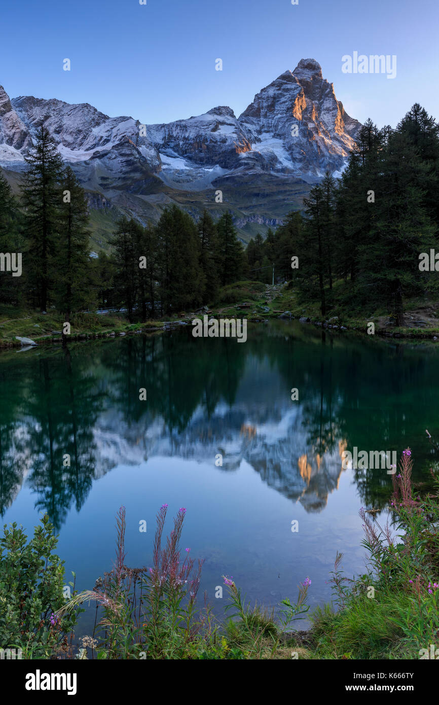 Lago Blu (lago blu) con il Monte Cervino (Matterhorn), Breuil Cervinia, Valle d'Aosta, Alpi Italiane, Italia Foto Stock