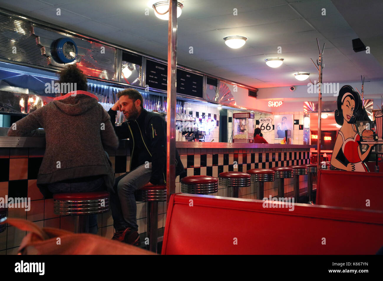 BUENOS AIRES, Argentina - Settembre 2017 - coppia non identificato su un ristorante chiamato Trixieâ€™s in Buenos Aires con un vecchio american diner ambiance Foto Stock