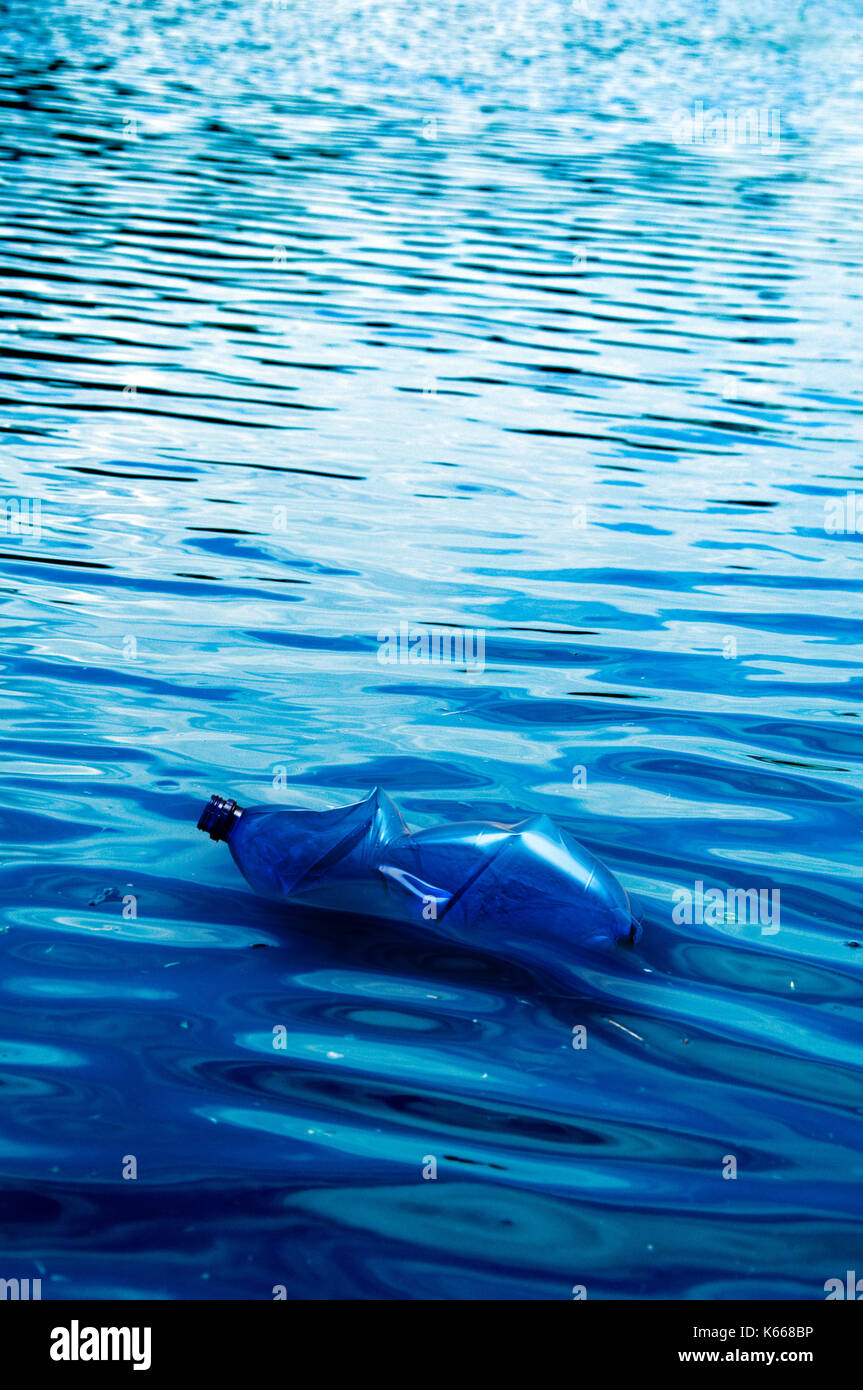 Le bottiglie di plastica nell'oceano, concetto per l'inquinamento degli oceani con fibre di plastica che termina con la nostra acqua di rubinetto o pesce che mangiamo Foto Stock