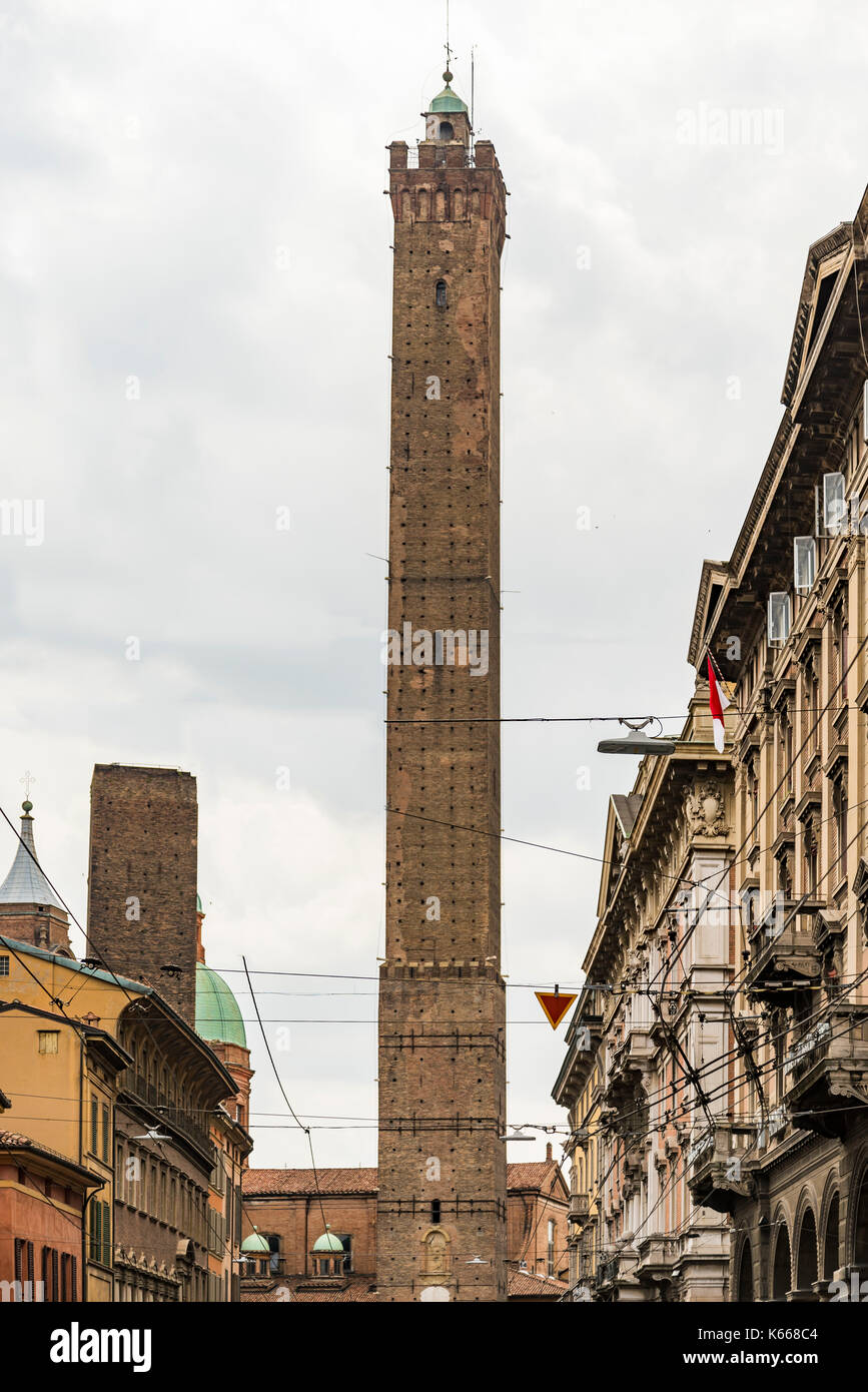 Torre Garisenda e degli asinelli tower in bologna emilia romagna italia Foto Stock