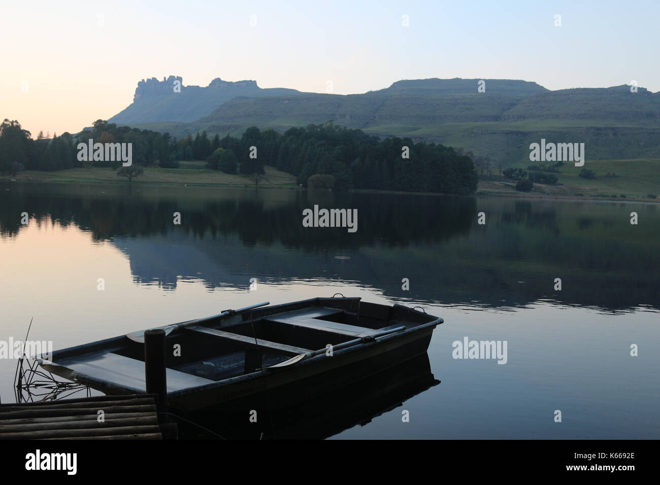 Canotto su un lago al tramonto Foto Stock