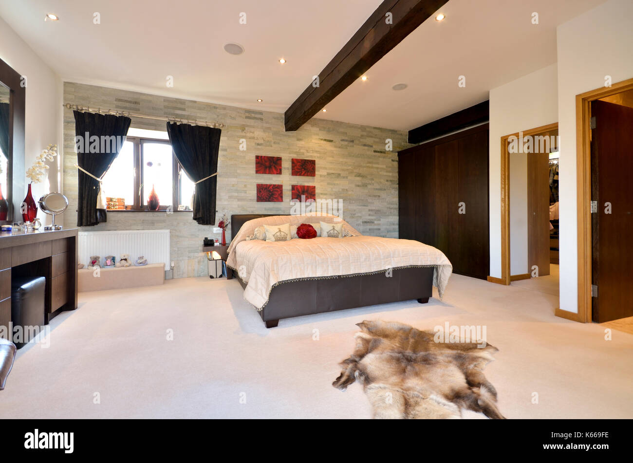 Lussuosa camera da letto padronale in executive home Foto Stock