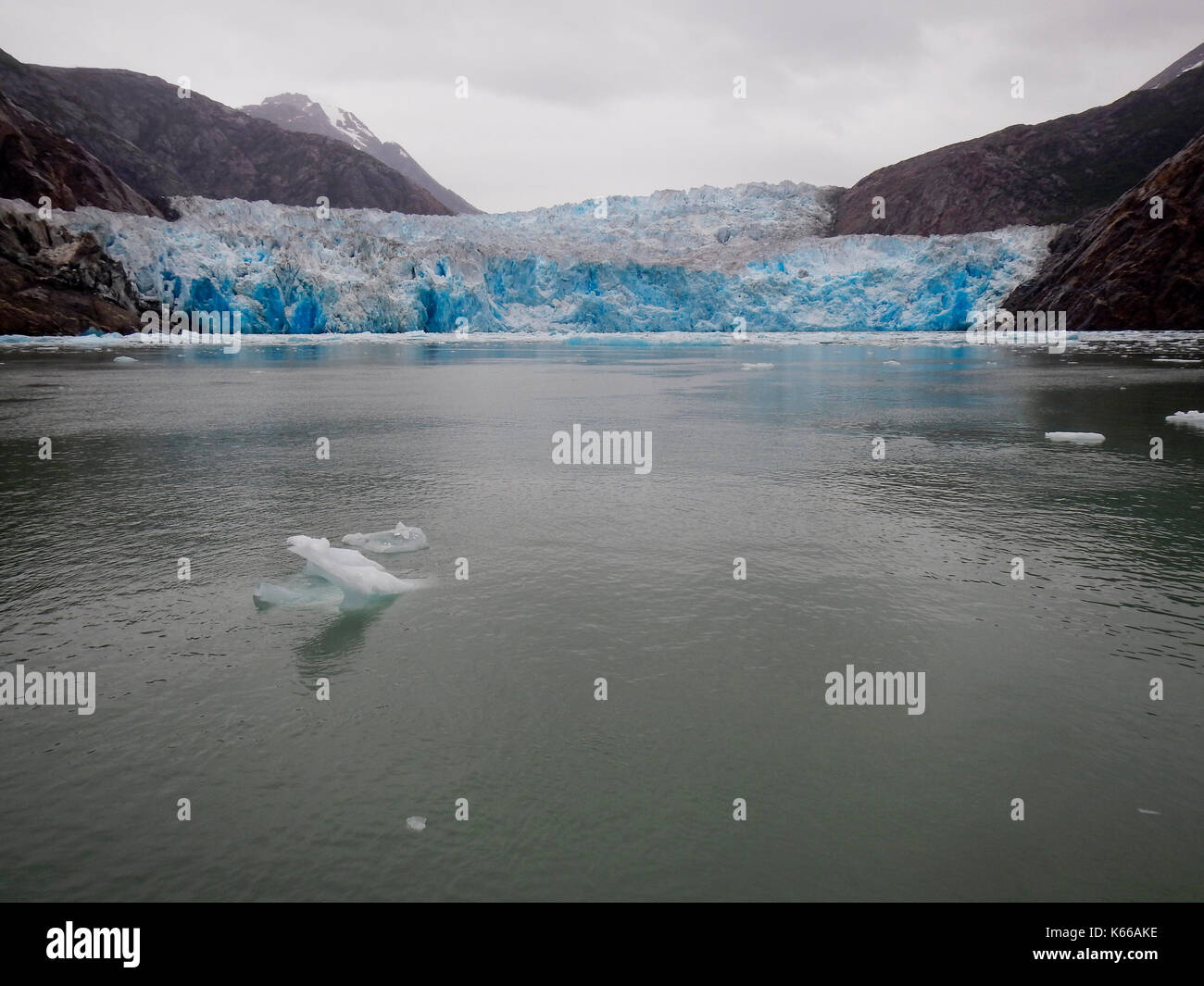 Glacier entrando in acqua di mare, Alaska Foto Stock