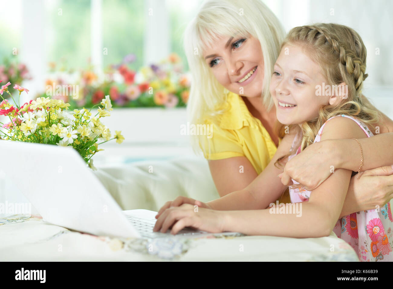Madre e figlia utilizzando laptop Foto Stock
