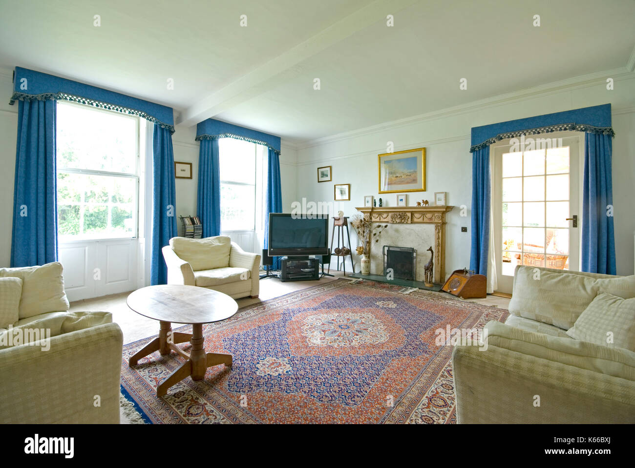 La stanza di seduta in casa d'epoca con grandi finestre a ghigliottina. Foto Stock