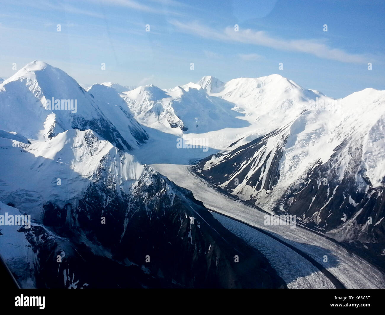 Vista aerea del percorso di origine glaciale e delle montagne innevate, Alaska Foto Stock