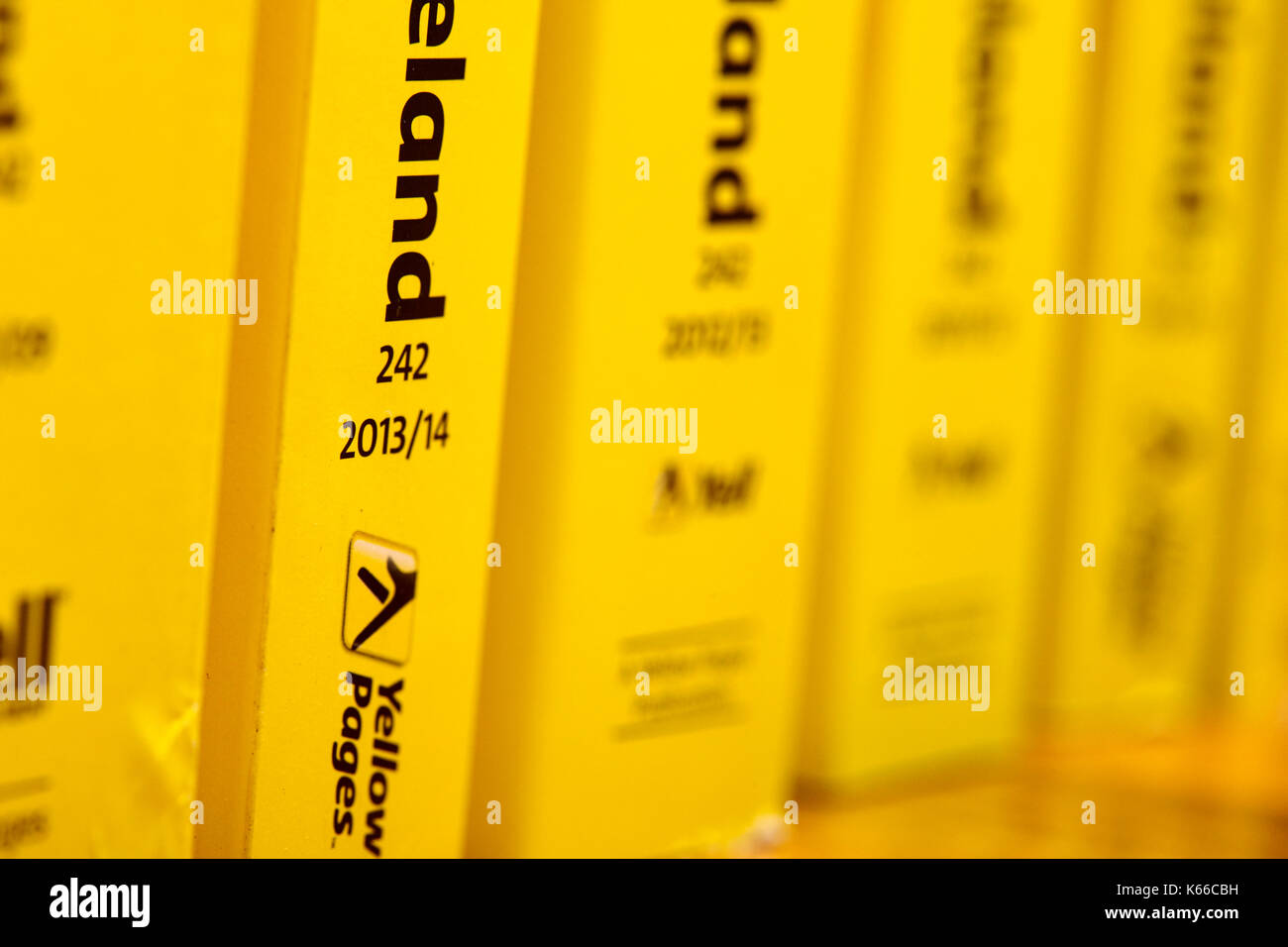 Più tardi minore versione più sottile delle pagine gialle classificati elenco telefonico edizione della carta regno unito Foto Stock