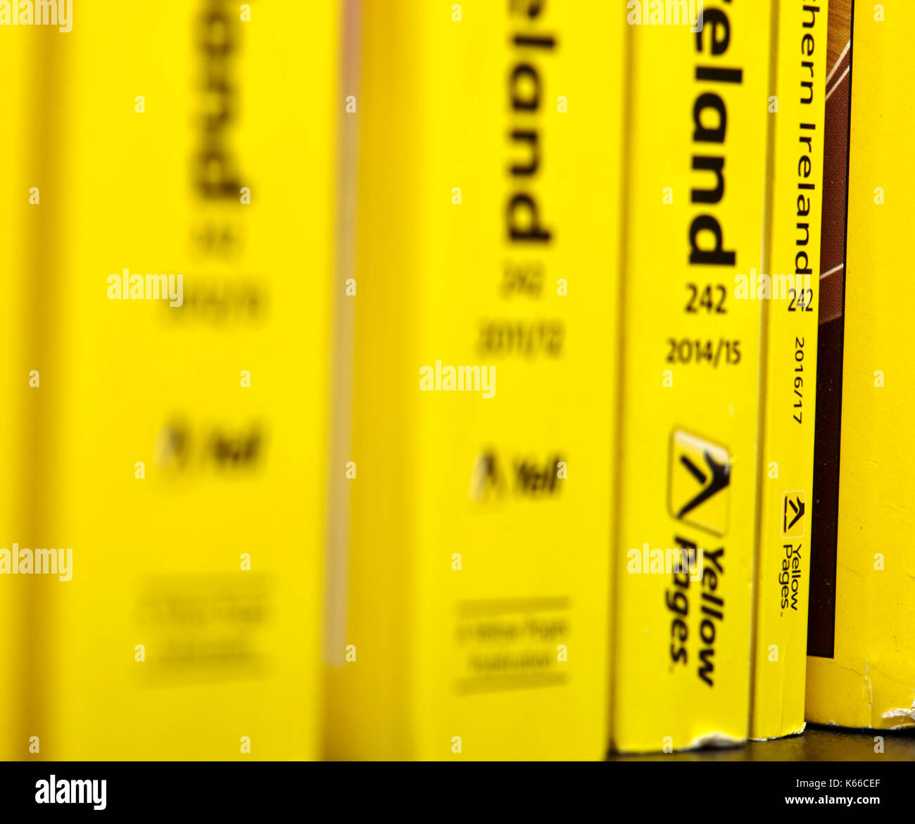 Dimensioni decrescenti in seguito più piccole le versioni più sottili delle pagine gialle classificati elenco telefonico edizione della carta regno unito Foto Stock