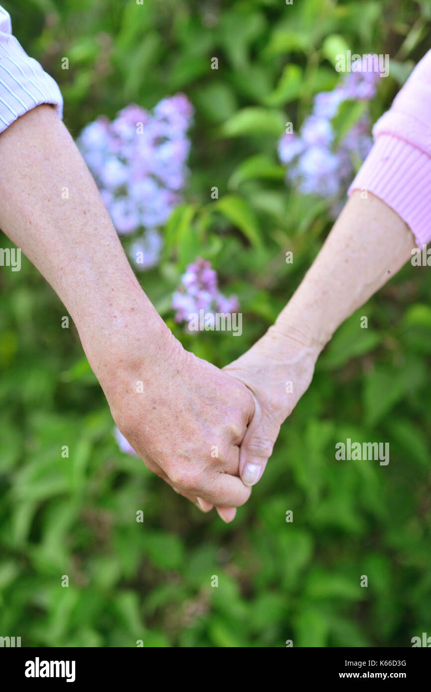 Giovane tenendo le mani insieme Foto Stock