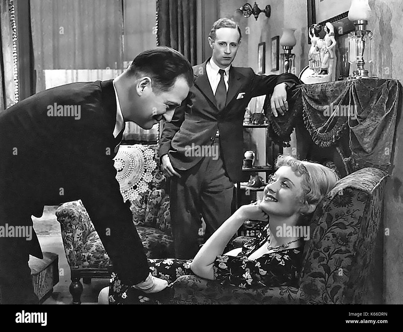 Di UMANO SCHIAVITÙ 1934 RKO radio Pictures film con da sinistra: Reginald Denny, Leslie Howard, Bette Davis Foto Stock