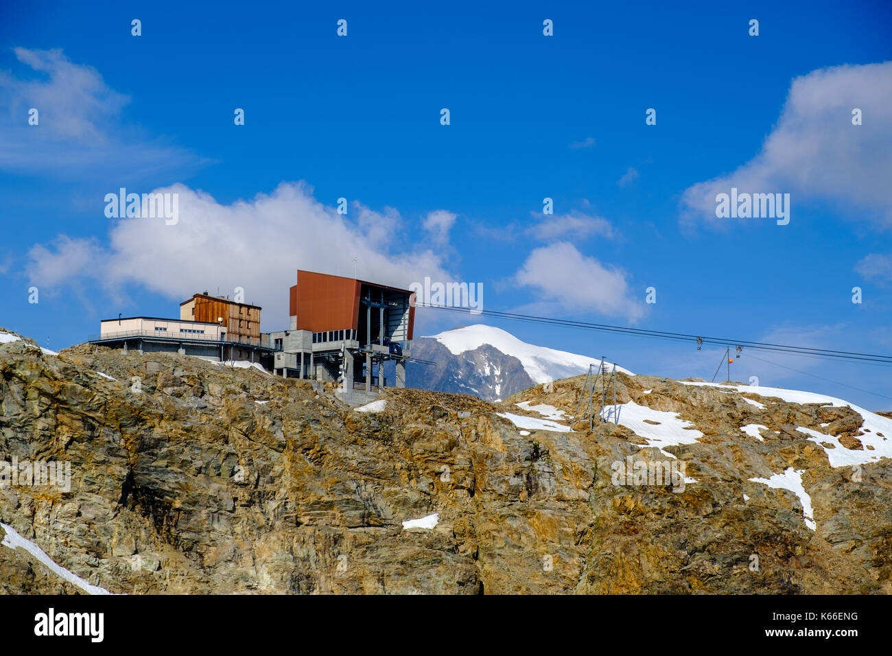 La stazione a ropeide Diavolezza si trova su un crinale montano, in lontananza le montagne innevate del Bernina Foto Stock