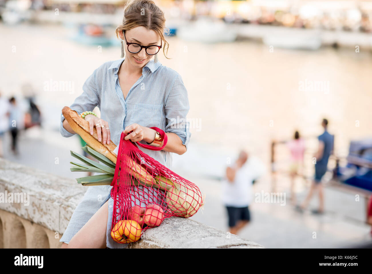 Donna con cibo all'aperto Foto Stock