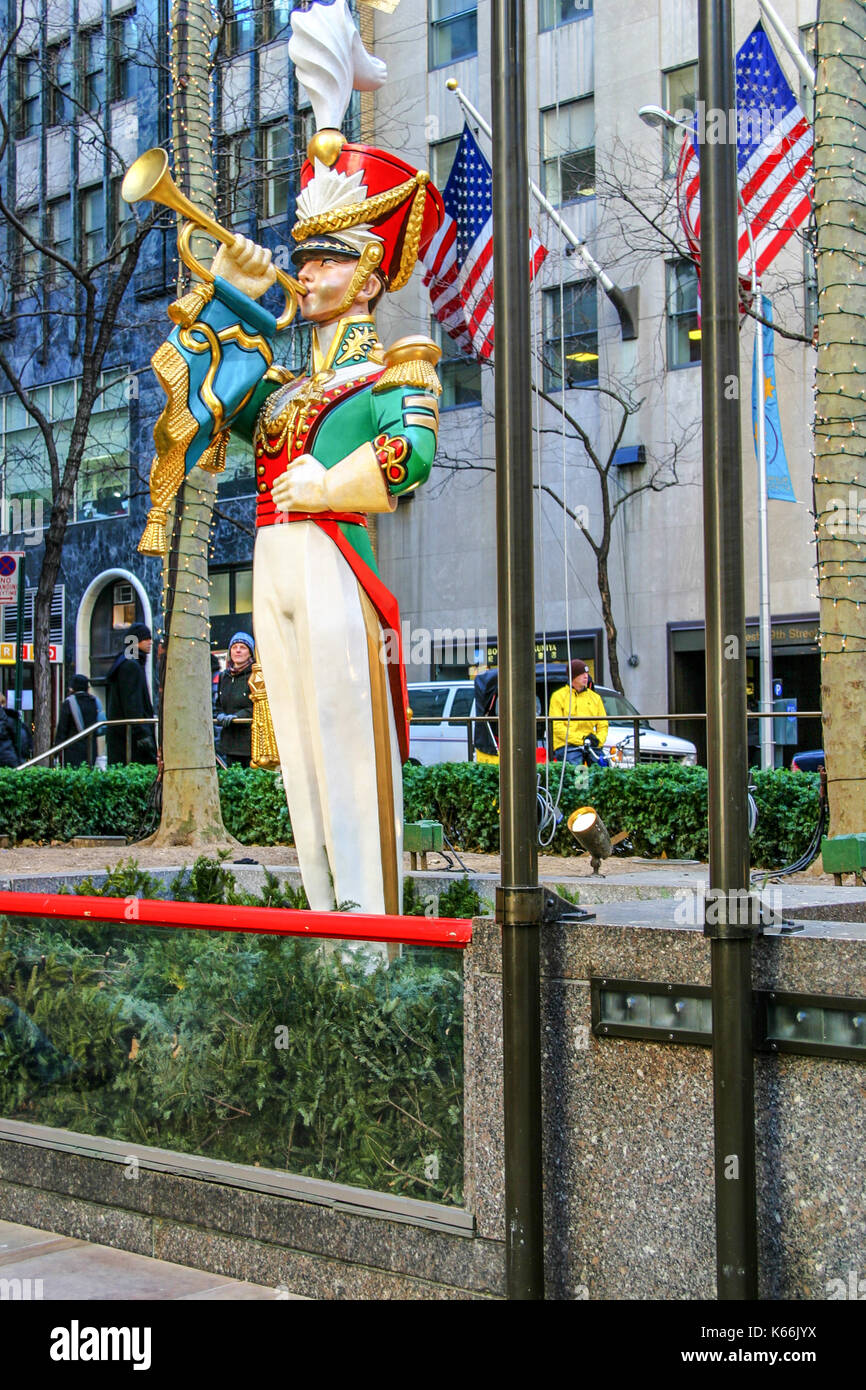 NEW YORK CITY, NY - 22 dicembre 2005. Statua di Natale nel centro Rockefeller. Foto Stock
