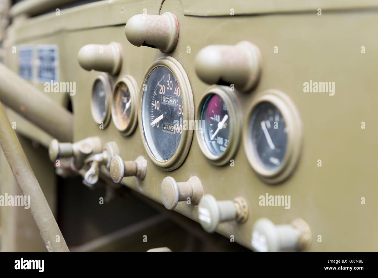 In prossimità del cruscotto del veicolo militare Foto Stock