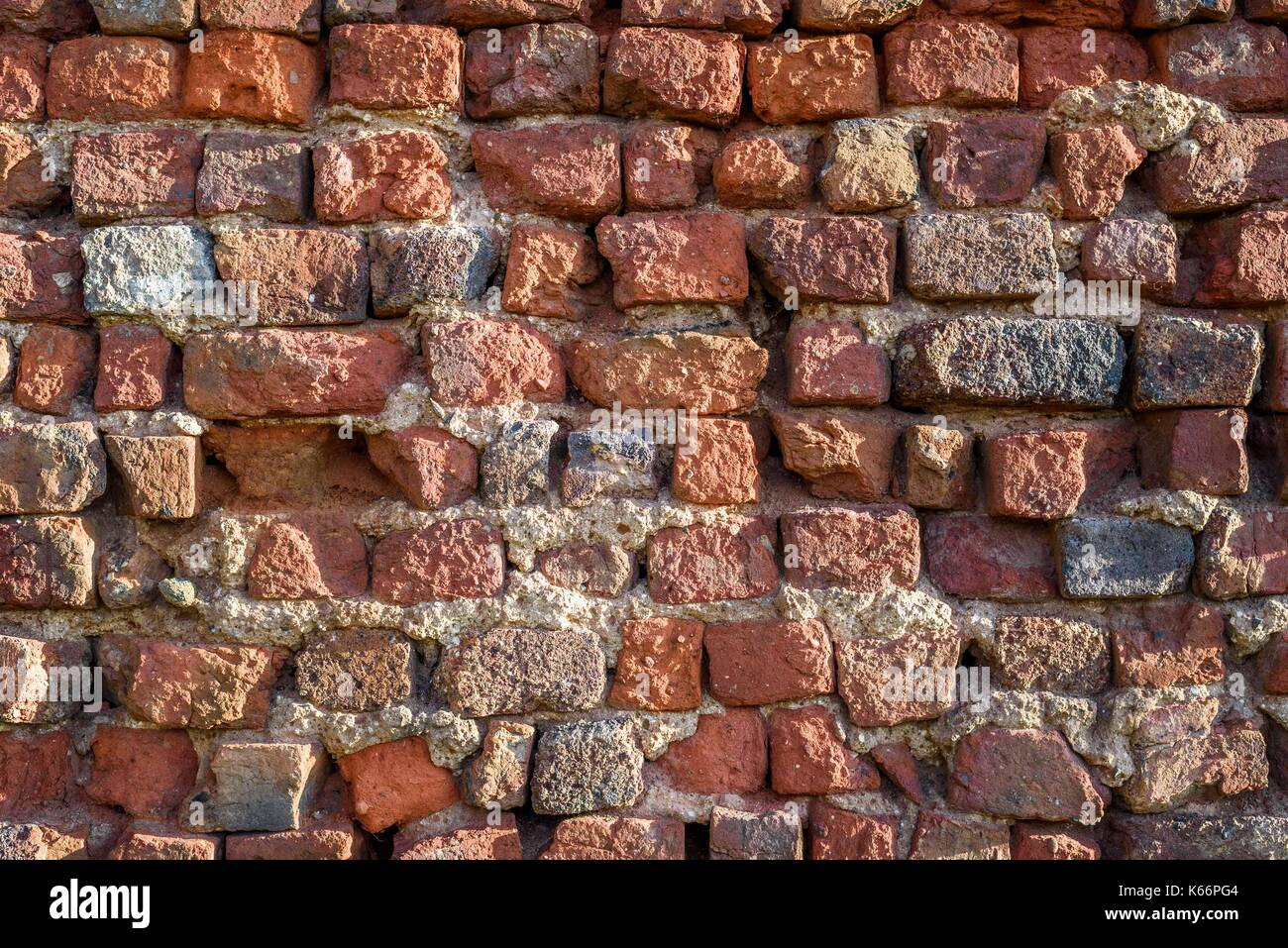 Un vecchio eroso in terracotta Mattoni rosso sfondo a parete. Foto Stock