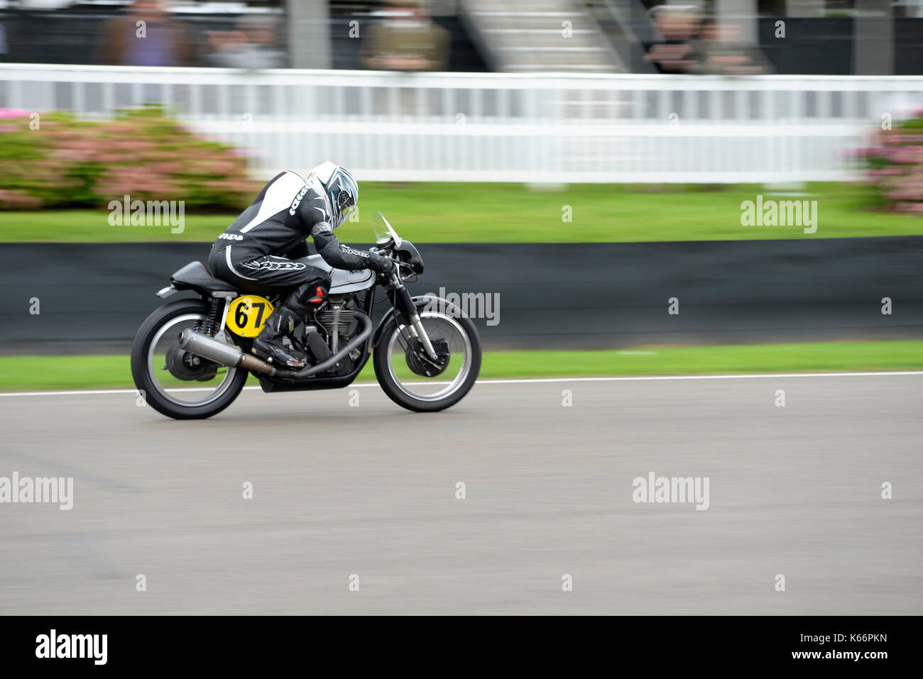 1962 Norton Manx 500 di proprietà di Sally Russell che corre nel Barry Sheene Memorial Trophy al Goodwood Revival 2017 Foto Stock