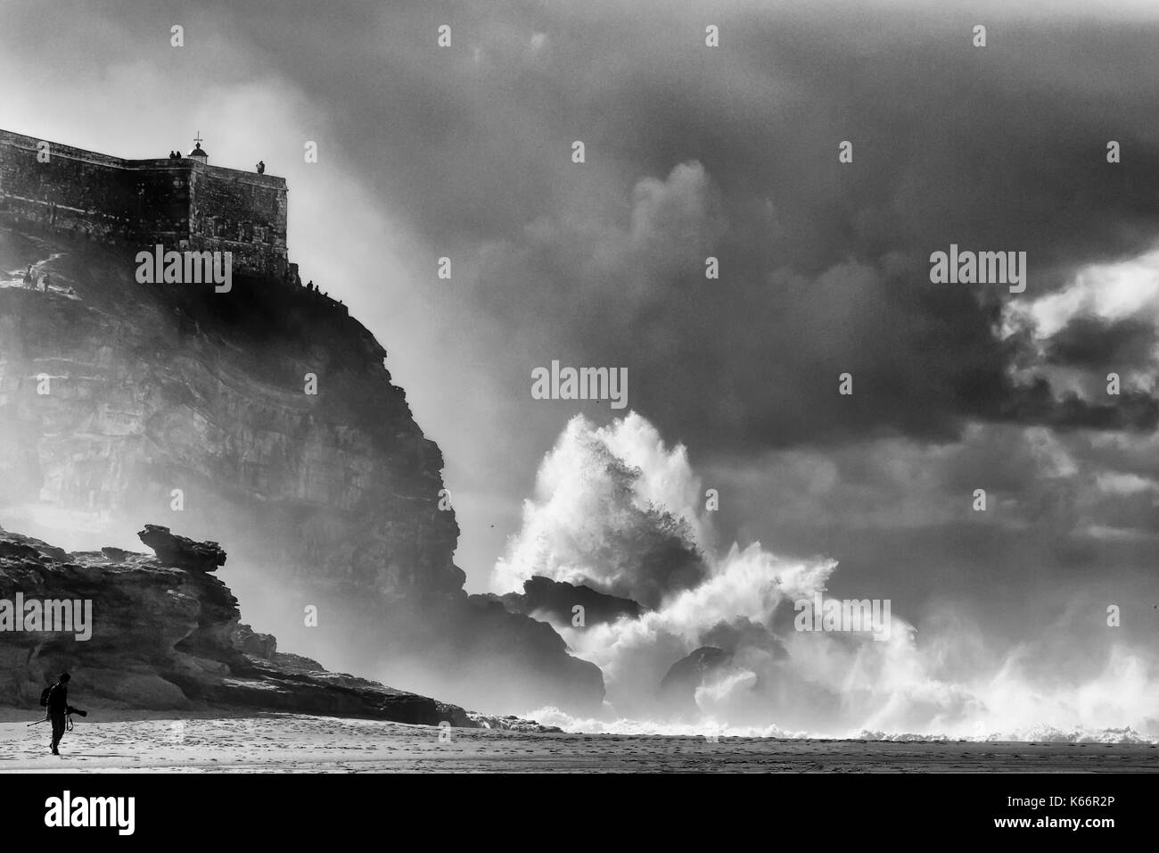 Le onde di Praia do Norte, il mondo sa essere il più grande surfato Foto Stock