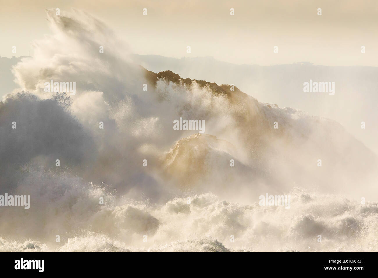 Le onde di Praia do Norte, il mondo sa essere il più grande surfato Foto Stock