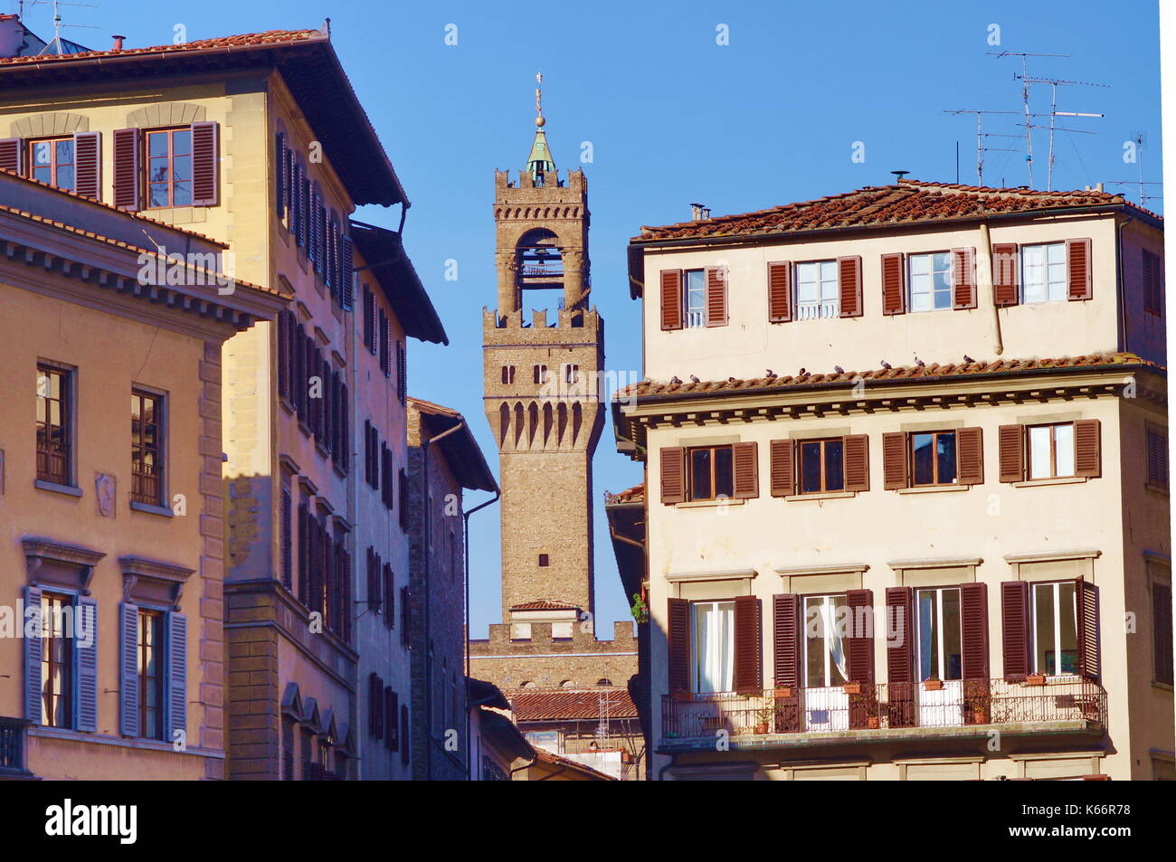 La torre di palazzo vecchio vista da piazza Santa Croce, Firenze, Italia Foto Stock