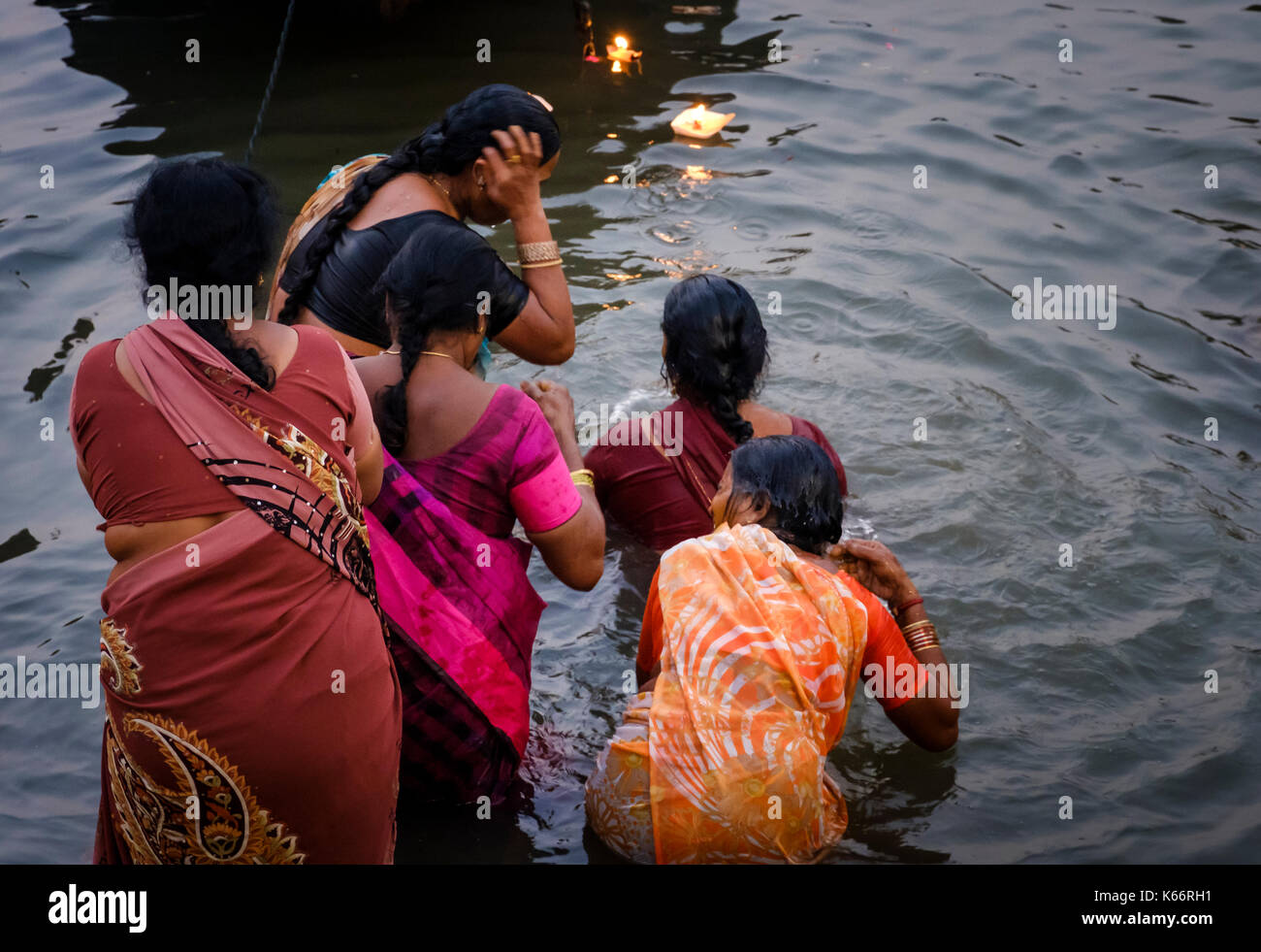 Varanasi, India - circa novembre 2016: le donne adorare e il bagno nel fiume Gange. Varanasi è la capitale spirituale dell'india, il più sacro di th Foto Stock