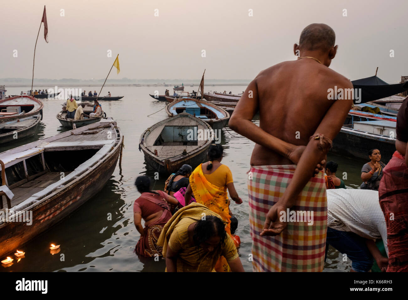 Varanasi, India - circa novembre 2016: persone adorare e il bagno nel fiume Gange. Varanasi è la capitale spirituale dell'india, il più sacro di t Foto Stock