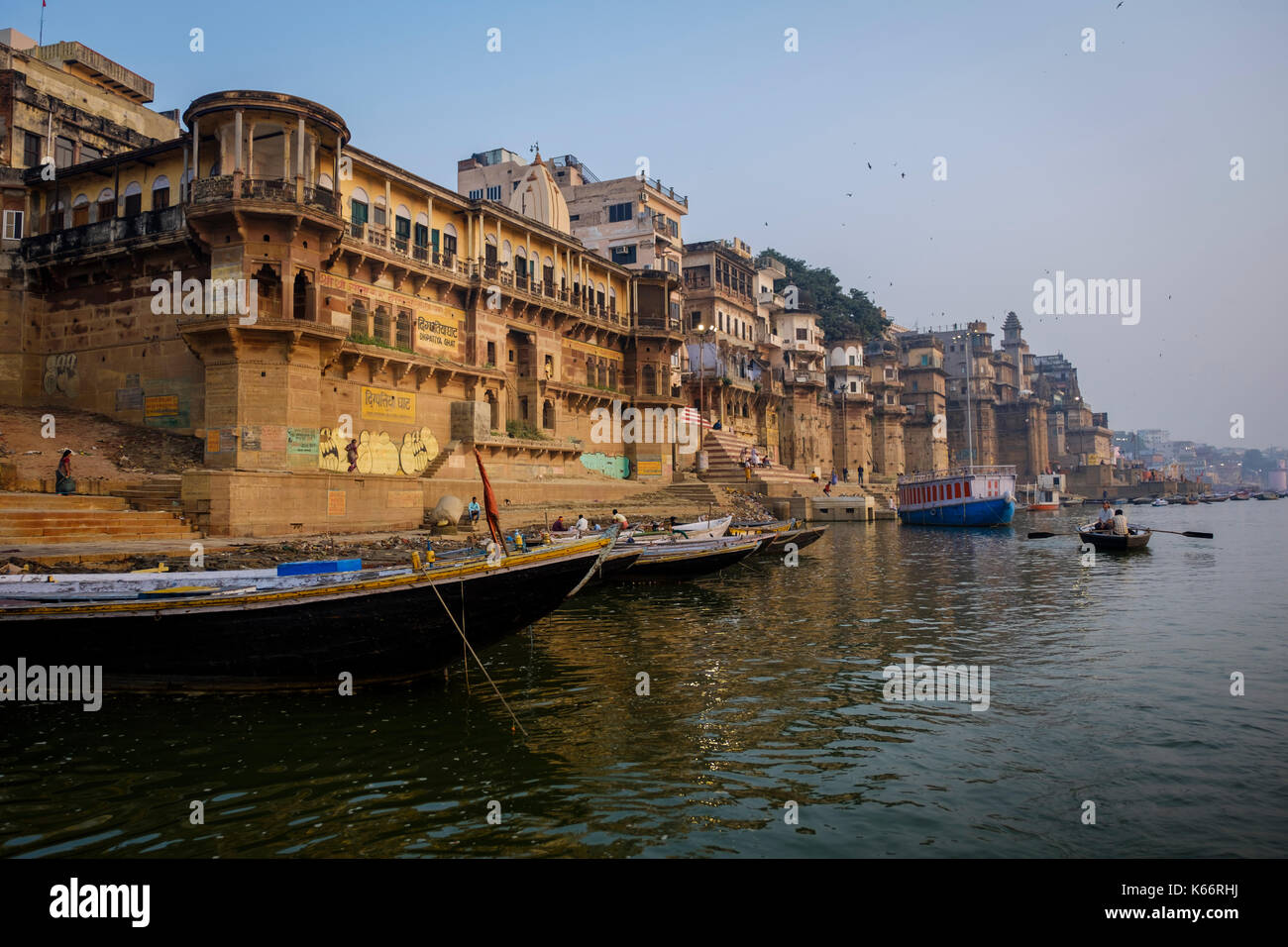 Varanasi, India - circa novembre 2016: digpatiya ghat nel fiume Gange mattina presto. La città di Varanasi è la capitale spirituale dell'india, è Foto Stock