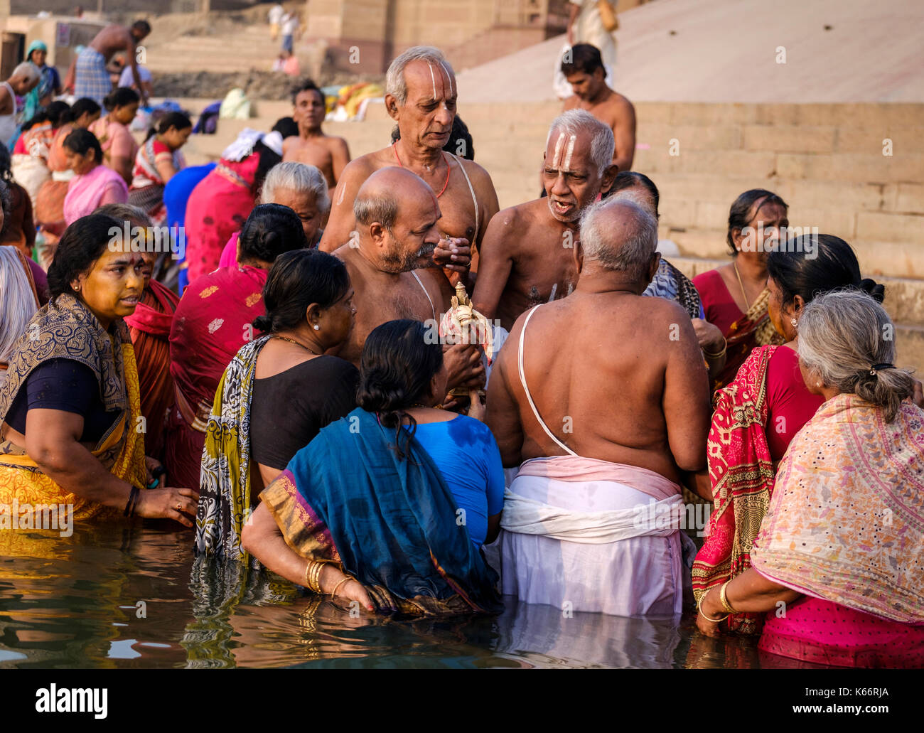 Varanasi, India - circa novembre 2016: famiglia adorare e il bagno nel fiume Gange. Varanasi è la capitale spirituale dell'india, il più sacro di t Foto Stock