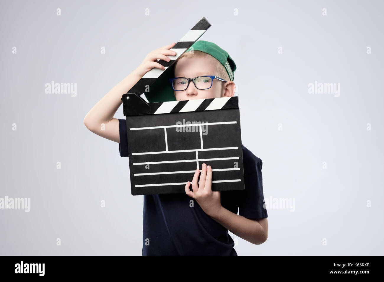 Ragazzo in cappello verde azienda battaglio pensione in mani. Foto Stock