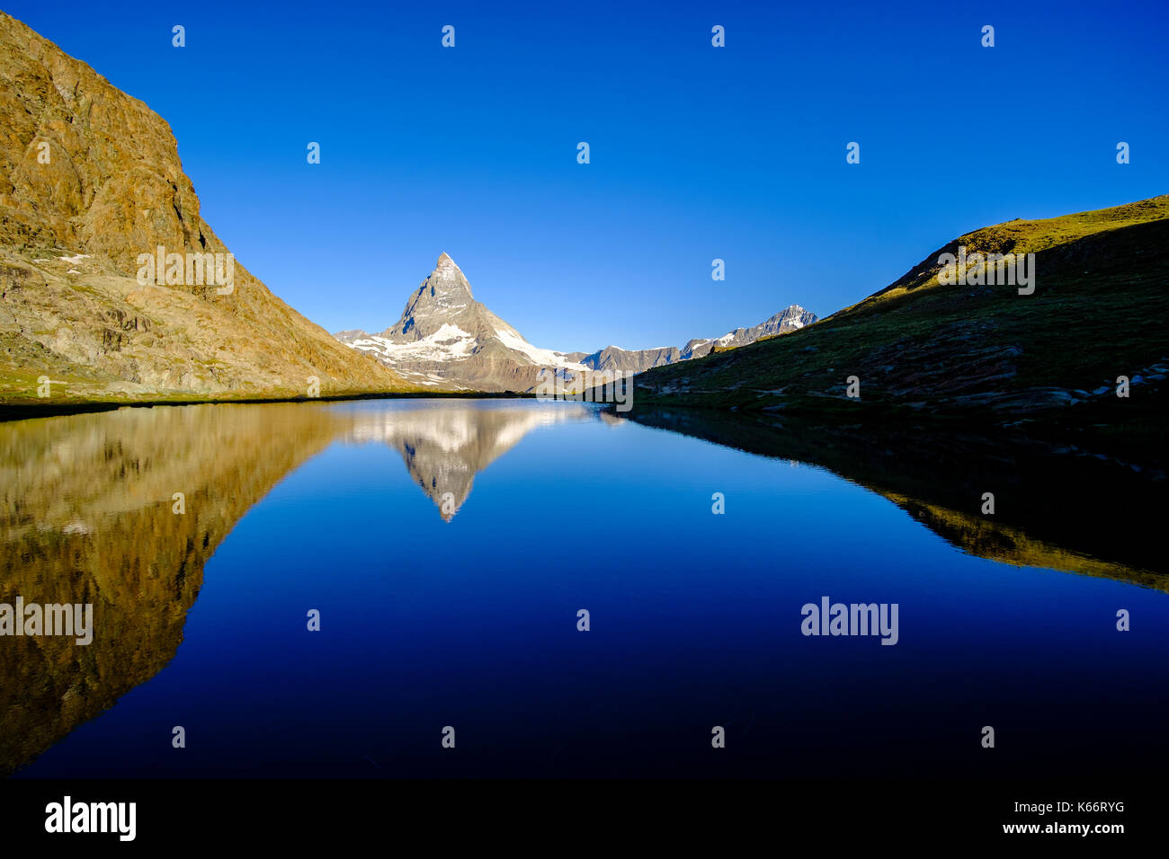 La parete est del Cervino, Monte Cervino, mirroring nel lago riffelsee presso sunrise Foto Stock