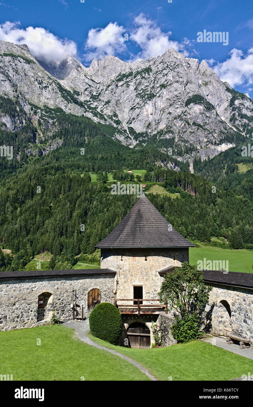Parete del medievale castello hohenwerfen di fronte al maestoso picchi rocciosi della gamma tennen nelle Alpi austriache Foto Stock