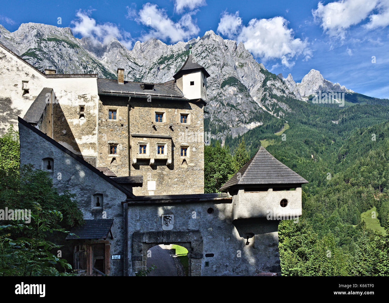 Vista esterna del castello di Hohenwerfen, Austria con la parete, torri, gatehouse e i picchi rocciosi della gamma tennen nelle alpi austriache in backgroun Foto Stock