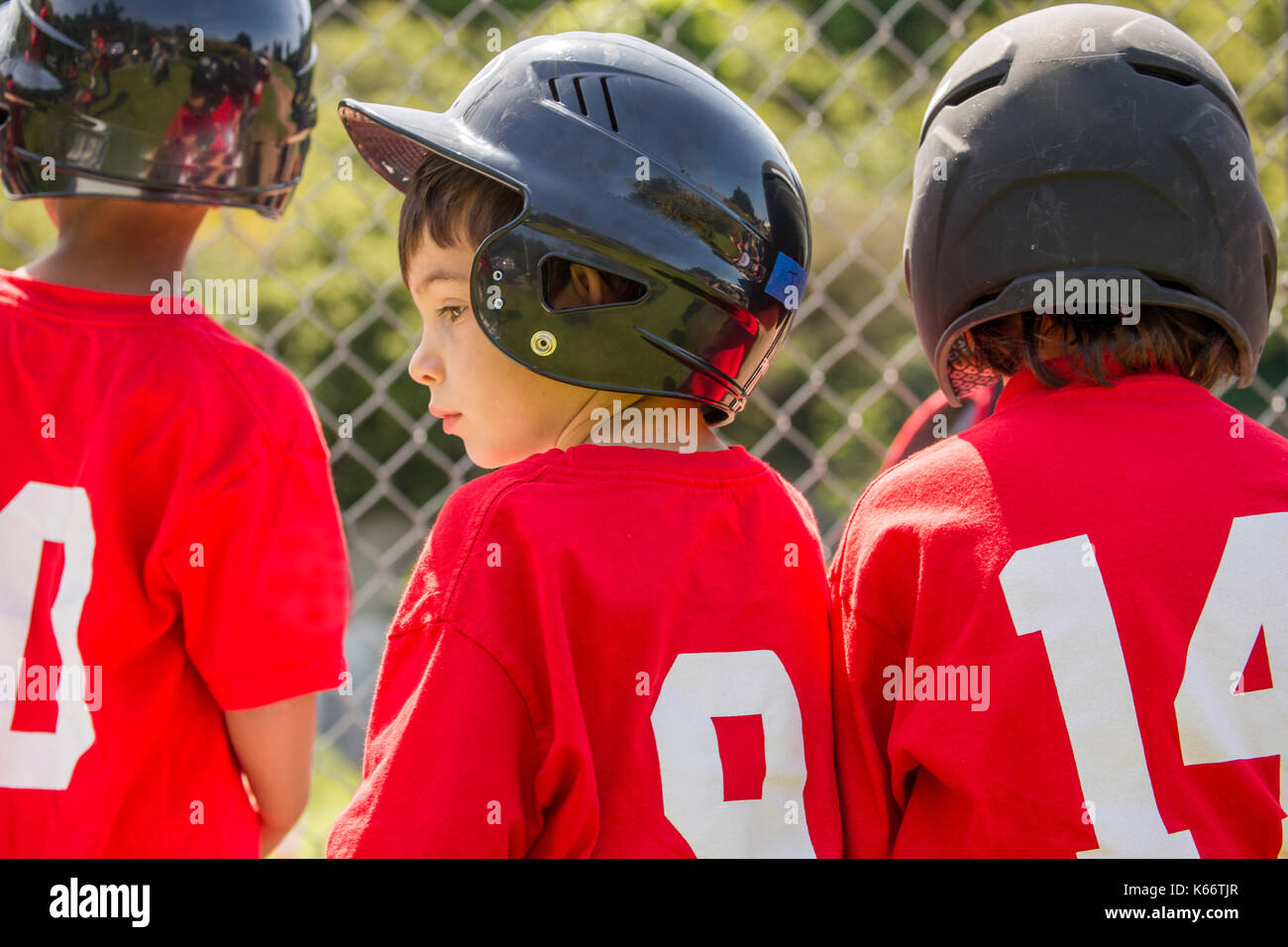 Razza mista ragazzo a giocare a baseball Foto Stock