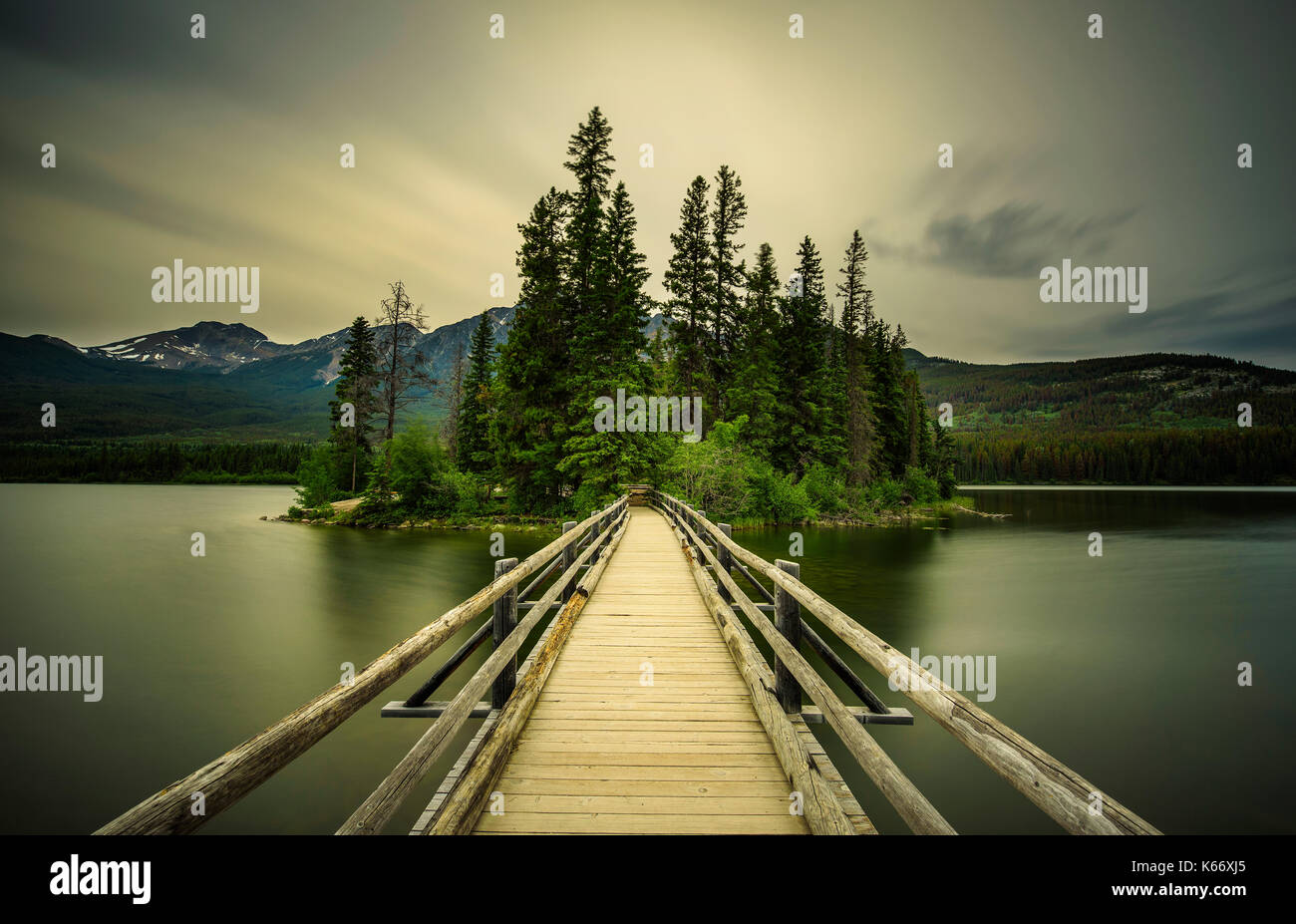 Fredda serata estiva al lago piramide e la piccola isola di piramide nel parco nazionale di Jasper, Alberta, Canada. lunga esposizione. Foto Stock