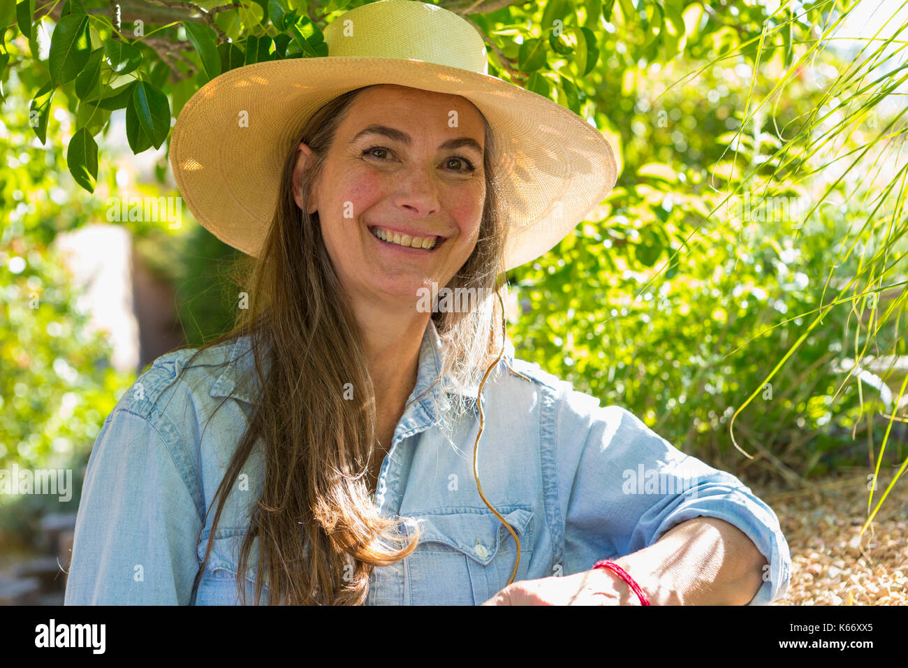 Ritratto di sorridere i vecchi donna caucasici in giardino Foto Stock