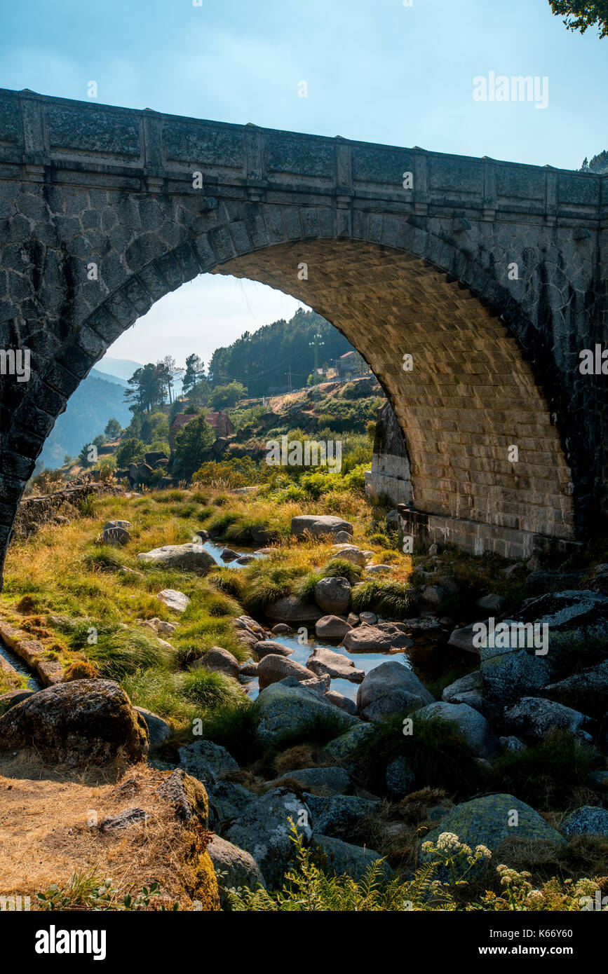 Vecchio e bellissimo ponte di pietra Foto Stock