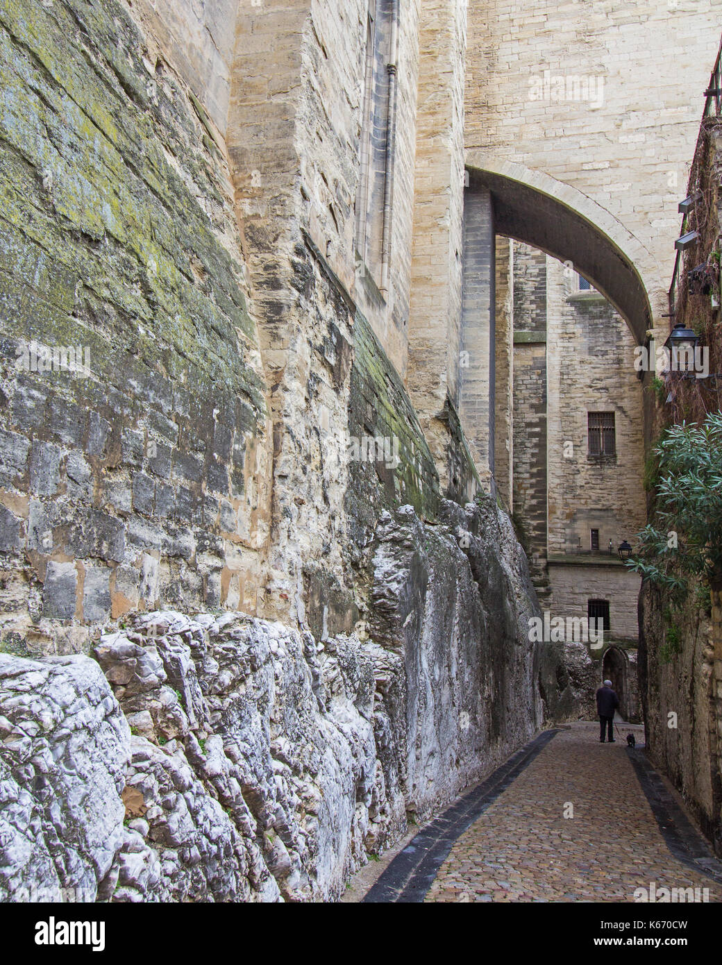 Archway vicolo in avignon, Francia Foto Stock