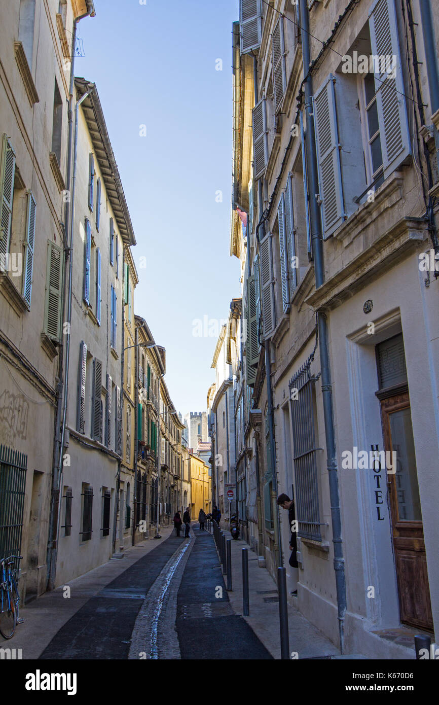Stradina allineata con finestre con persiane a avignon, Francia. Foto Stock