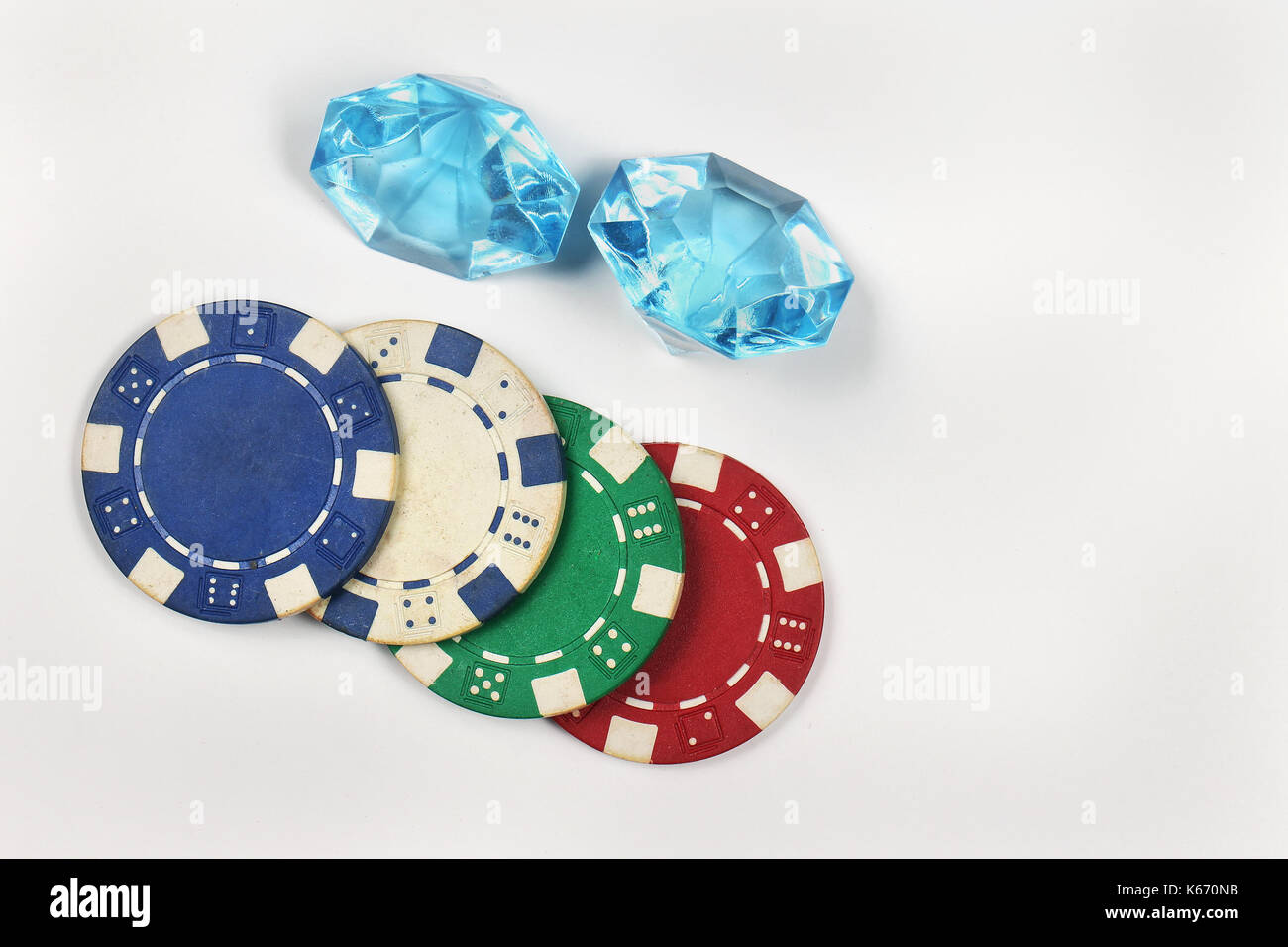 Colorato fiches e i diamanti blu gioielli Foto Stock