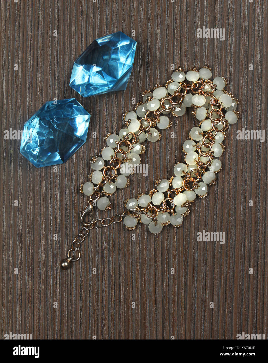 Shiny blu scintillanti diamanti e perla bracciale Foto Stock