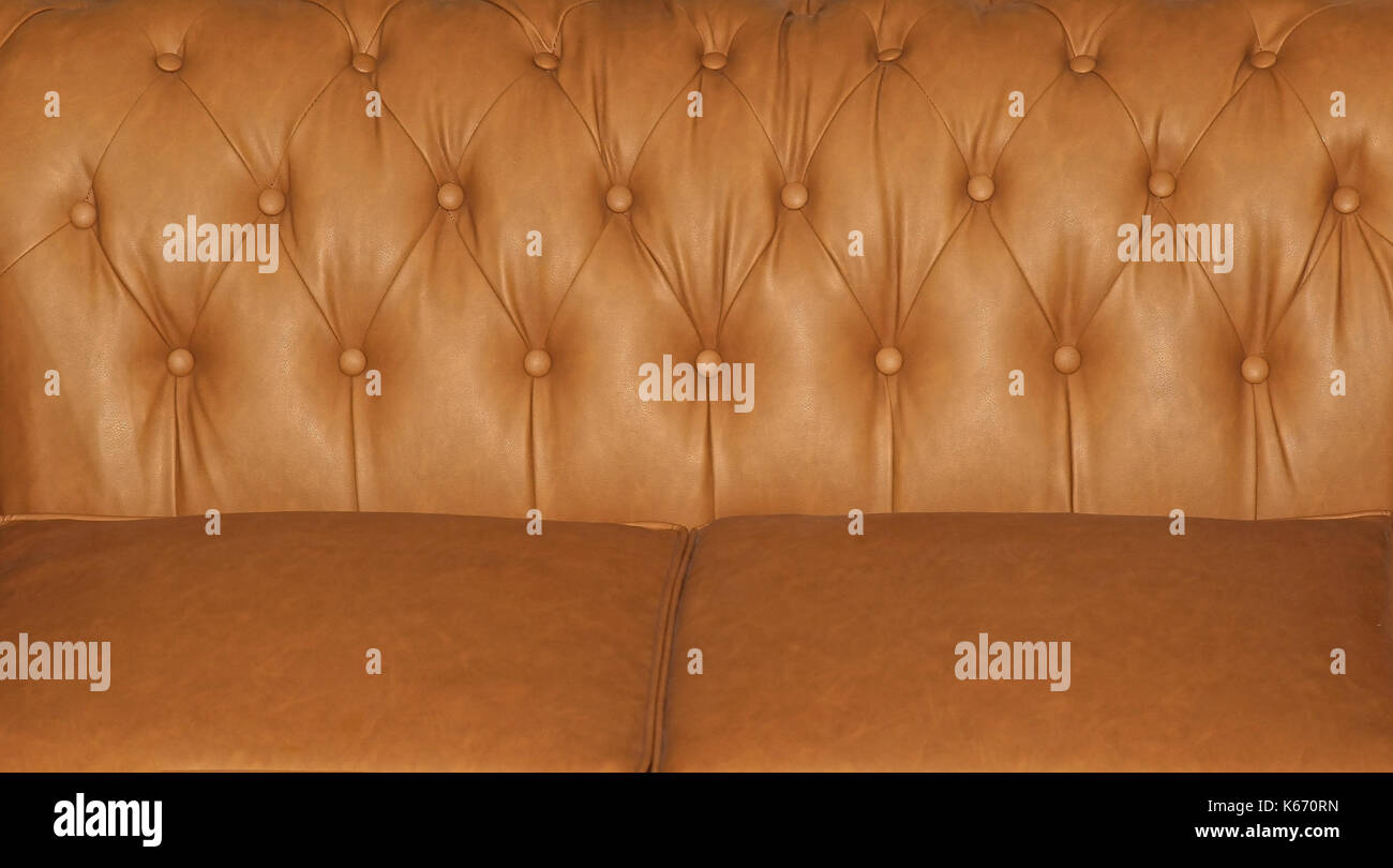 Dettaglio del beige in morbida pelle con materiale di imbottitura divano Foto Stock