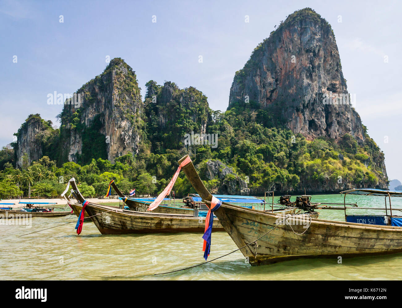 Coda lunga barche ormeggiate a Railay Beach ovest sulla Railay penninsula, Krabi, Thailandia. Foto Stock