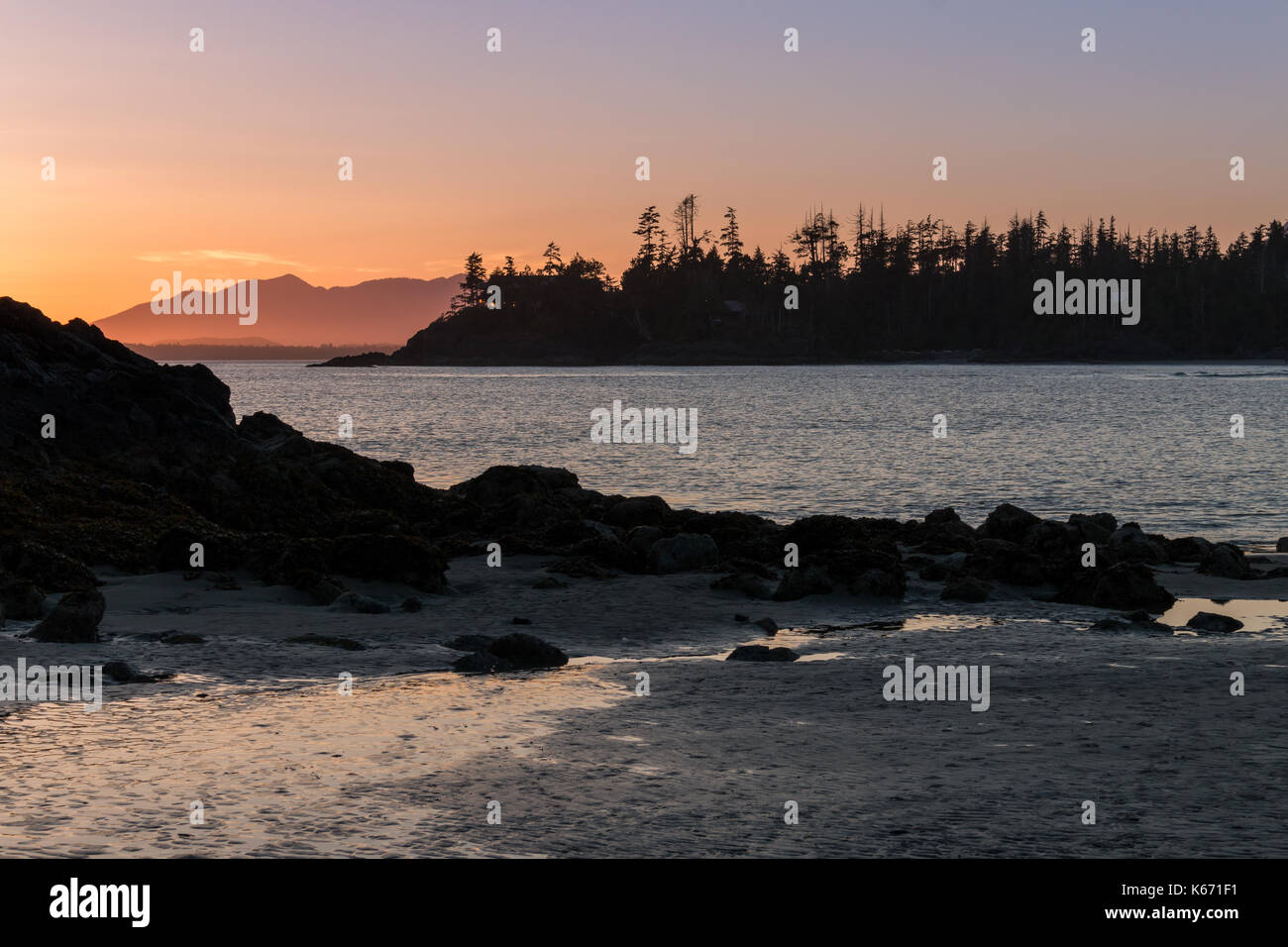 Tramonto sulla spiaggia di Mackenzie, Tofino, Isola di Vancouver Foto Stock